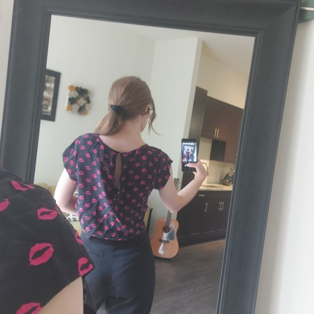 Lipstick pattern blouse - Picture 2 of 3